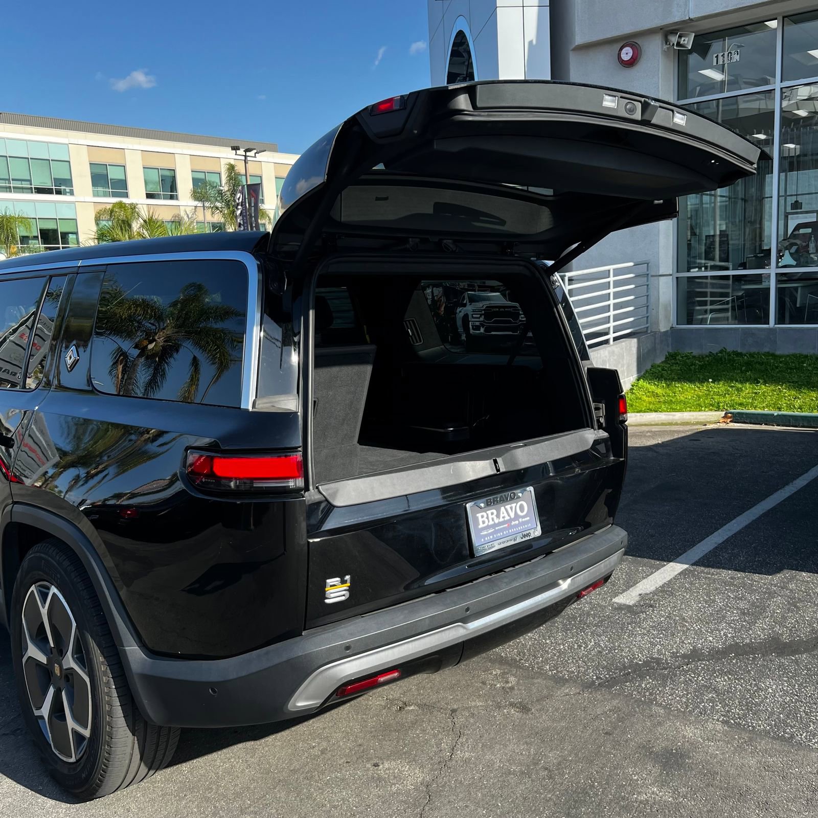 Used 2023 Rivian R1S Adventure AWD/4WD image 10