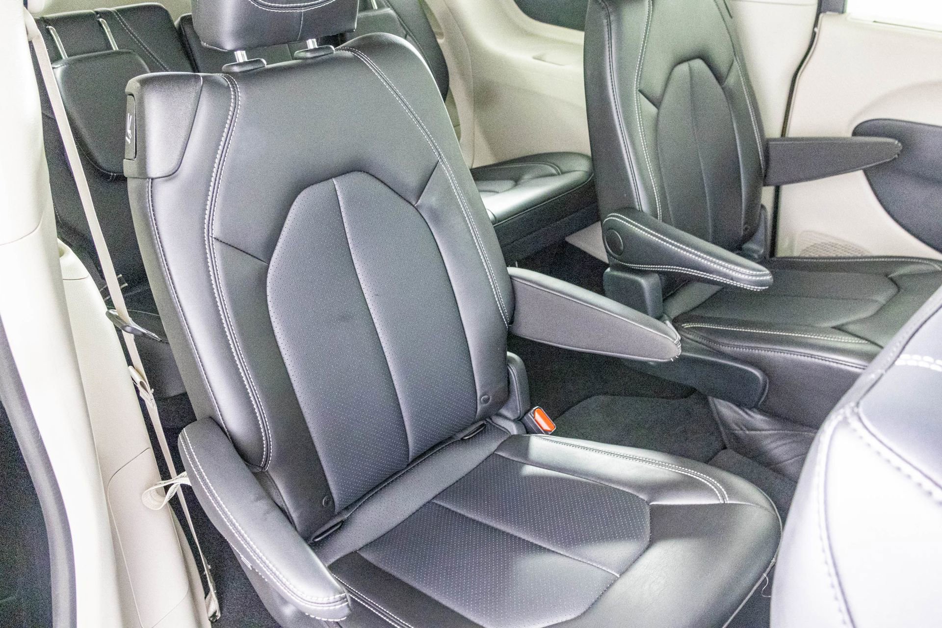 Used 2024 Chrysler Pacifica Touring-L image 40