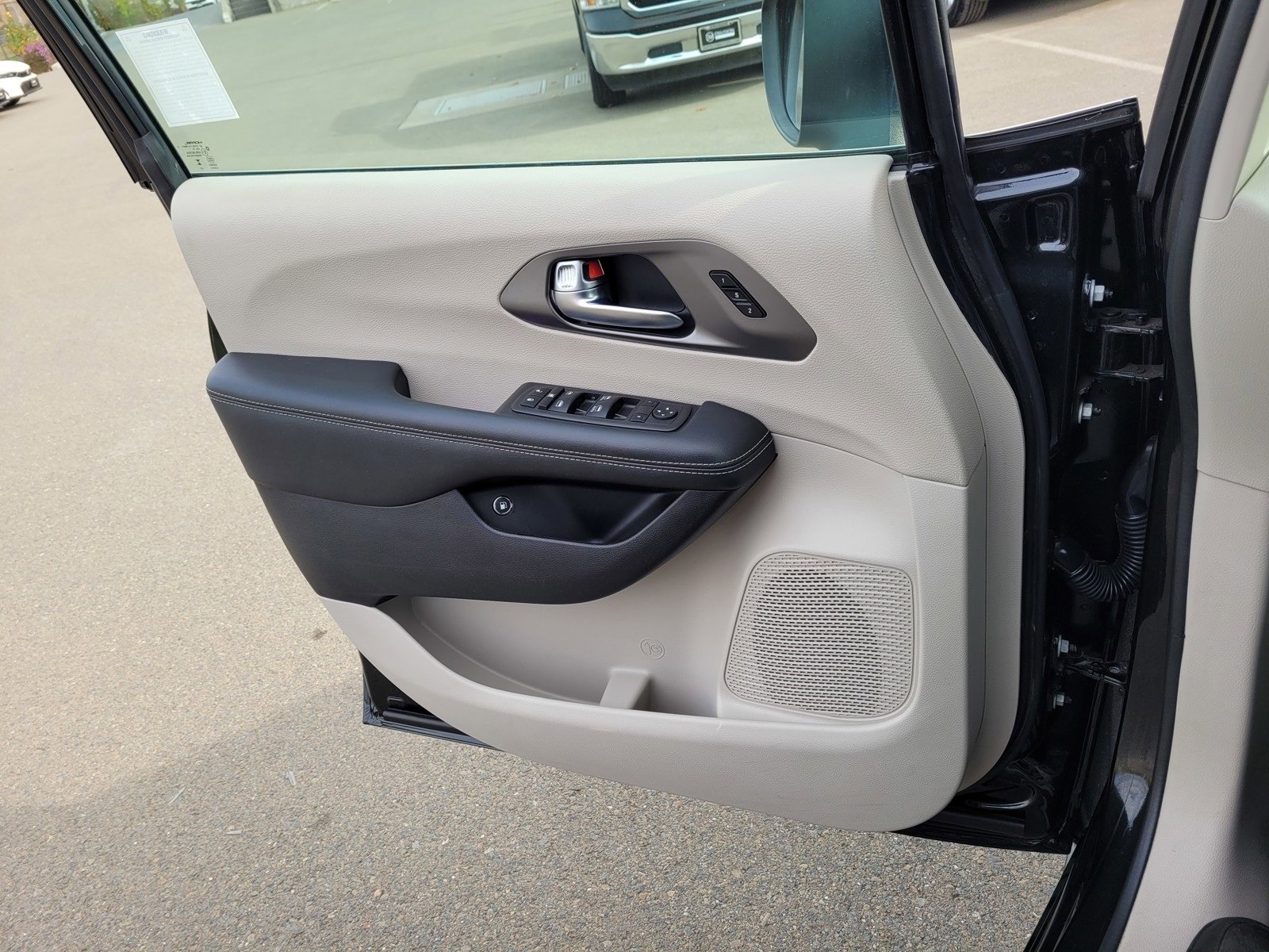 Used 2023 Chrysler Pacifica Touring-L image 16