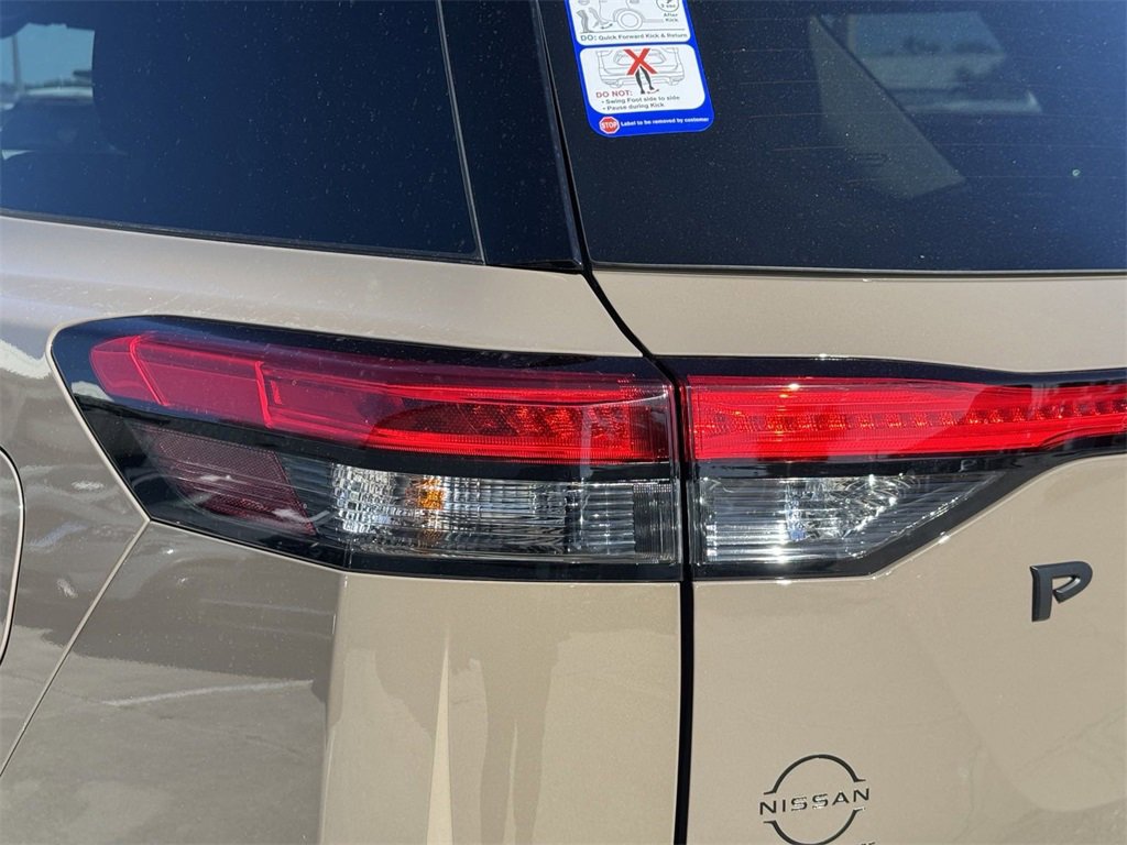 New 2025 Nissan Pathfinder Platinum w/ Black Appearance Package image 8