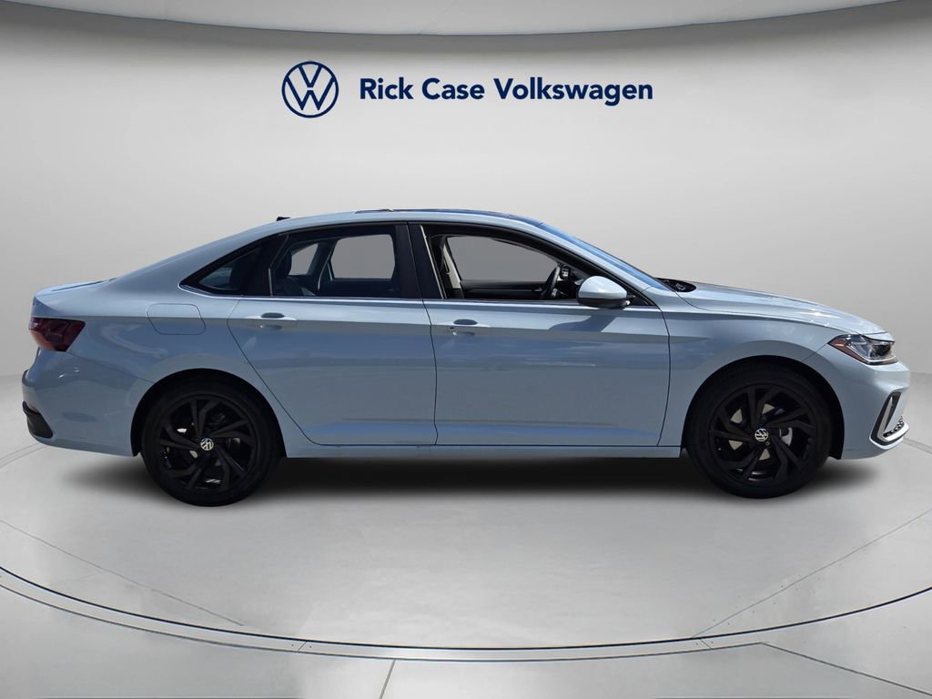 Certified 2025 Volkswagen Jetta SE w/ Sunroof Package image 3