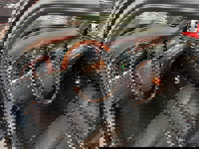 Used 2009 Lincoln Town Car Signature Limited image 11