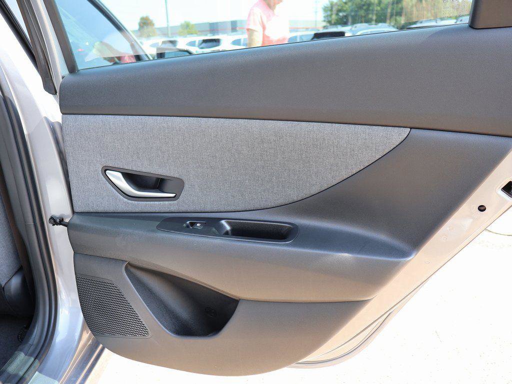 New 2025 Hyundai Elantra Limited image 12