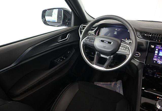 New 2025 Jeep Grand Cherokee Altitude image 8