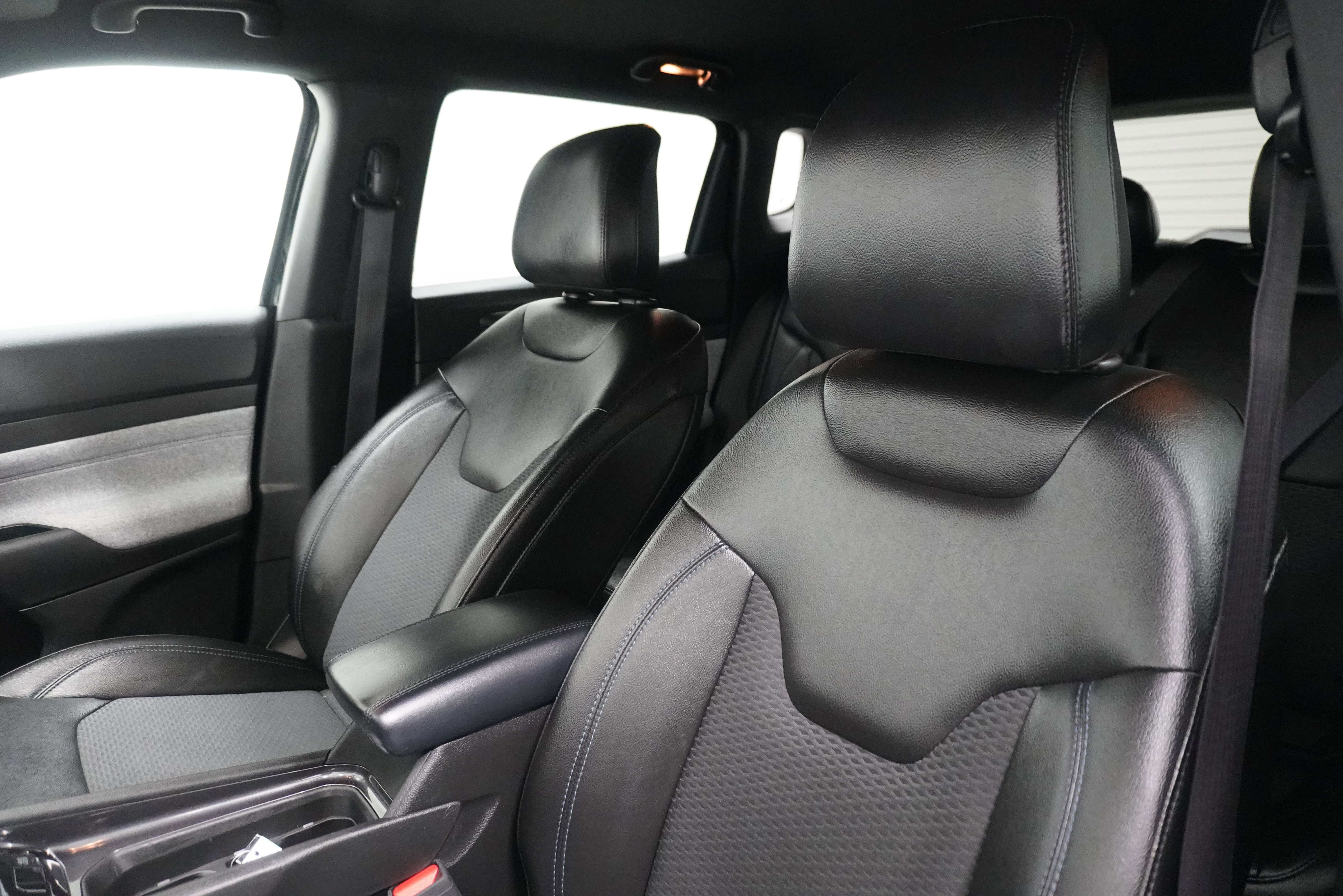 Used 2025 Jeep Compass Latitude image 10