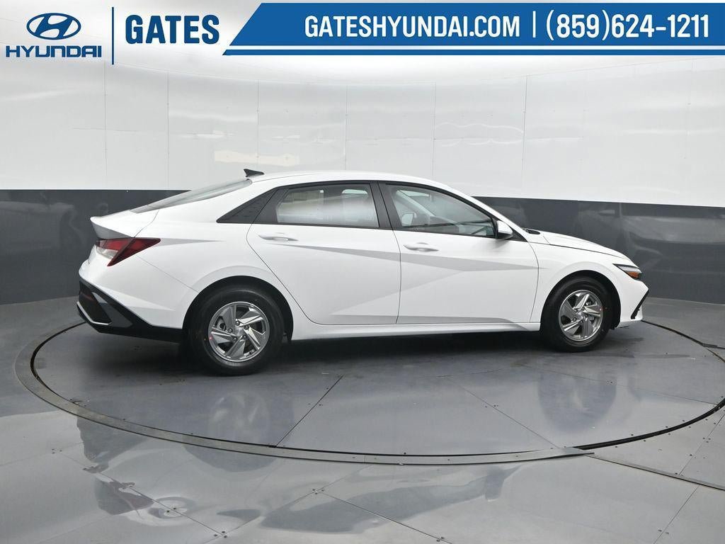 New 2026 Hyundai Elantra SE FWD image 3