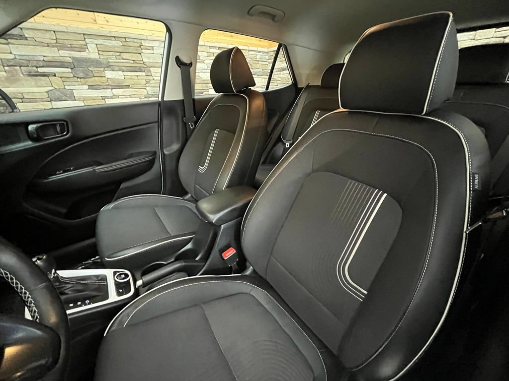 Used 2024 Hyundai Venue Limited FWD image 26
