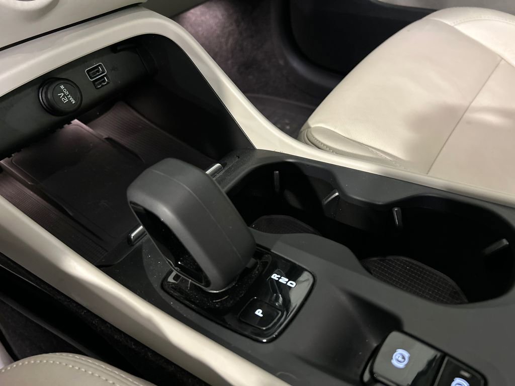 Used 2022 Volvo XC40 T5 Momentum AWD/4WD image 19