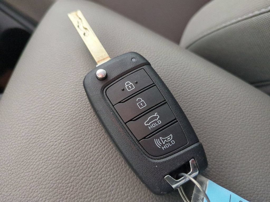 Used 2025 Hyundai Elantra SE FWD image 35