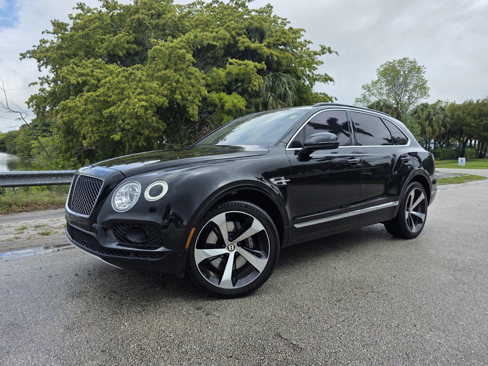 Used 2019 Bentley Bentayga image 1