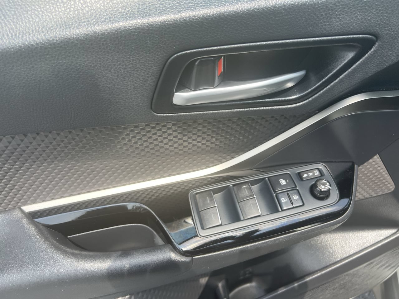Used 2021 Toyota C-HR Limited FWD image 15
