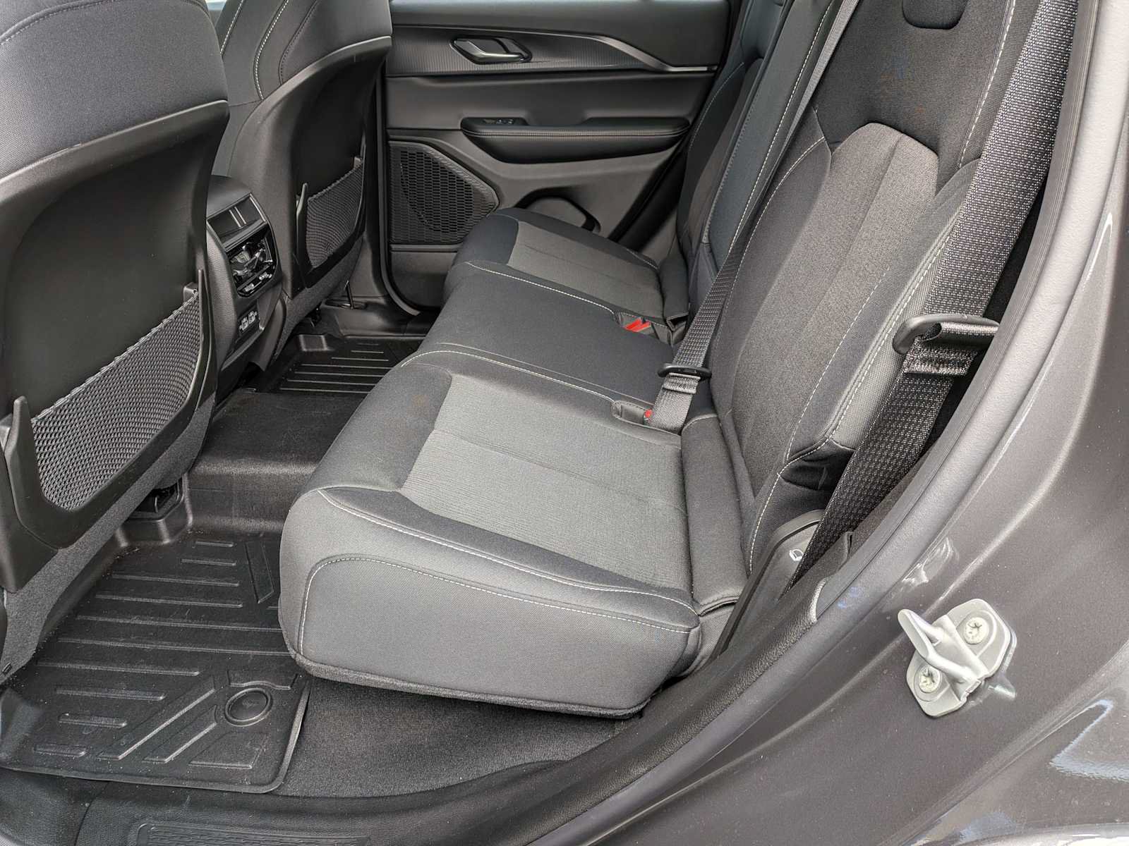 Used 2025 Jeep Grand Cherokee Laredo X w/ Luxury Tech Group I AWD/4WD image 19