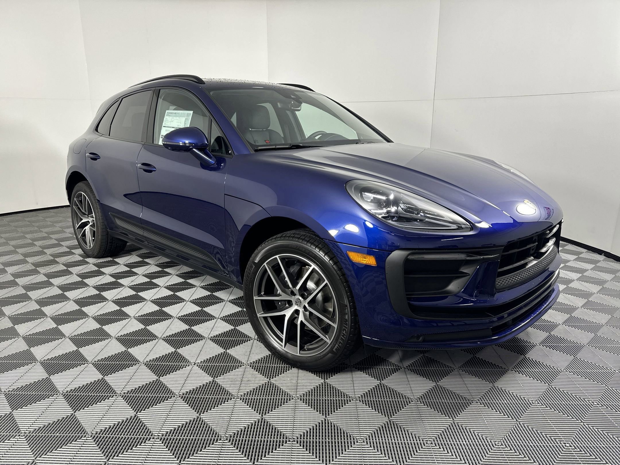 Certified 2025 Porsche Macan AWD/4WD image 7