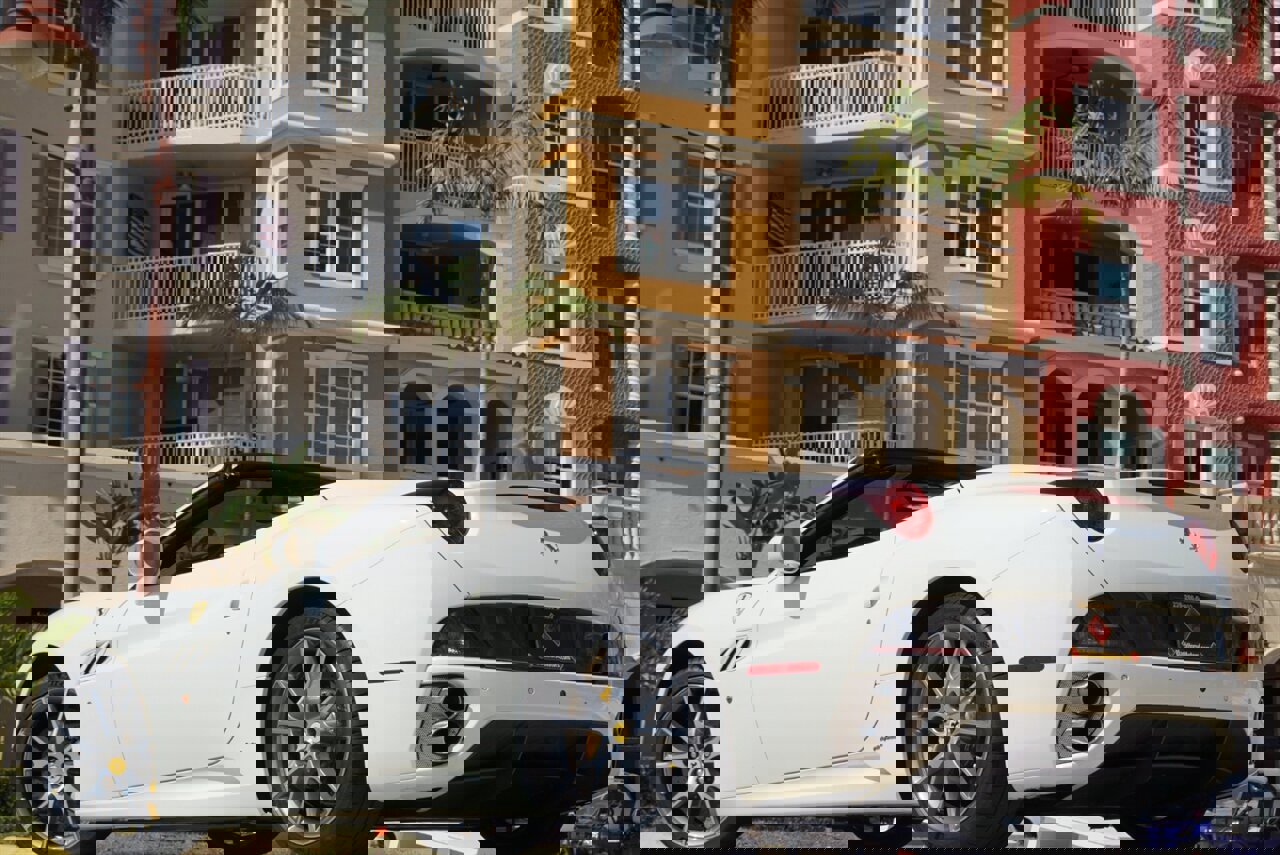 Used 2014 Ferrari California RWD image 37