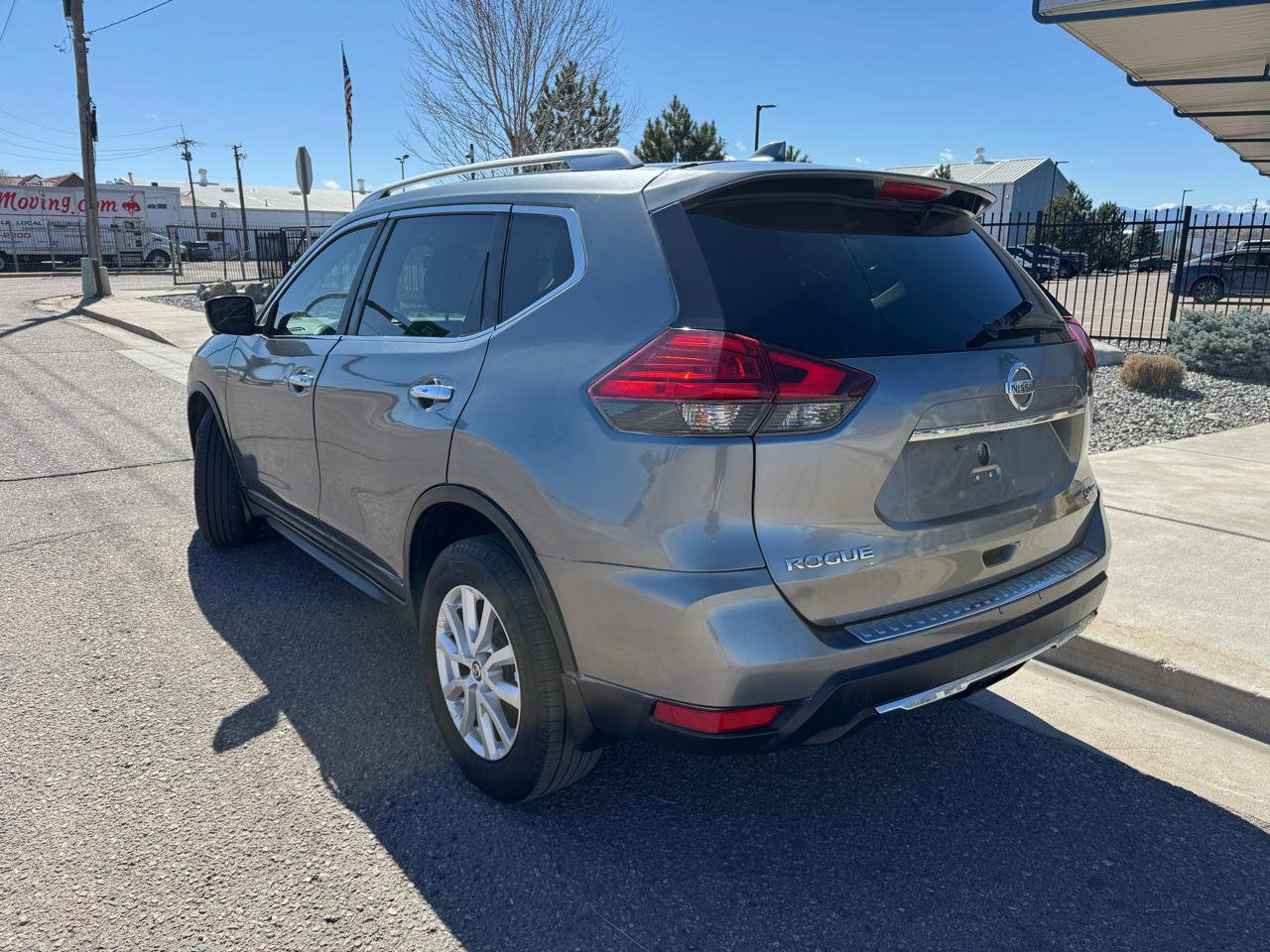 Used 2017 Nissan Rogue SV w/ SV Premium Package image 2