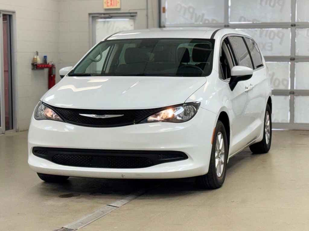 Used 2023 Chrysler Voyager LX FWD image 3