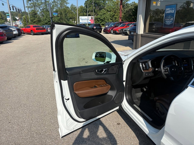 Used 2022 Volvo XC60 B5 Inscription w/ Advanced Package AWD/4WD image 9