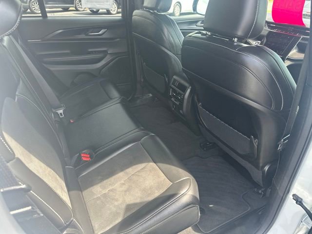 Used 2025 Jeep Grand Cherokee Altitude AWD/4WD image 18