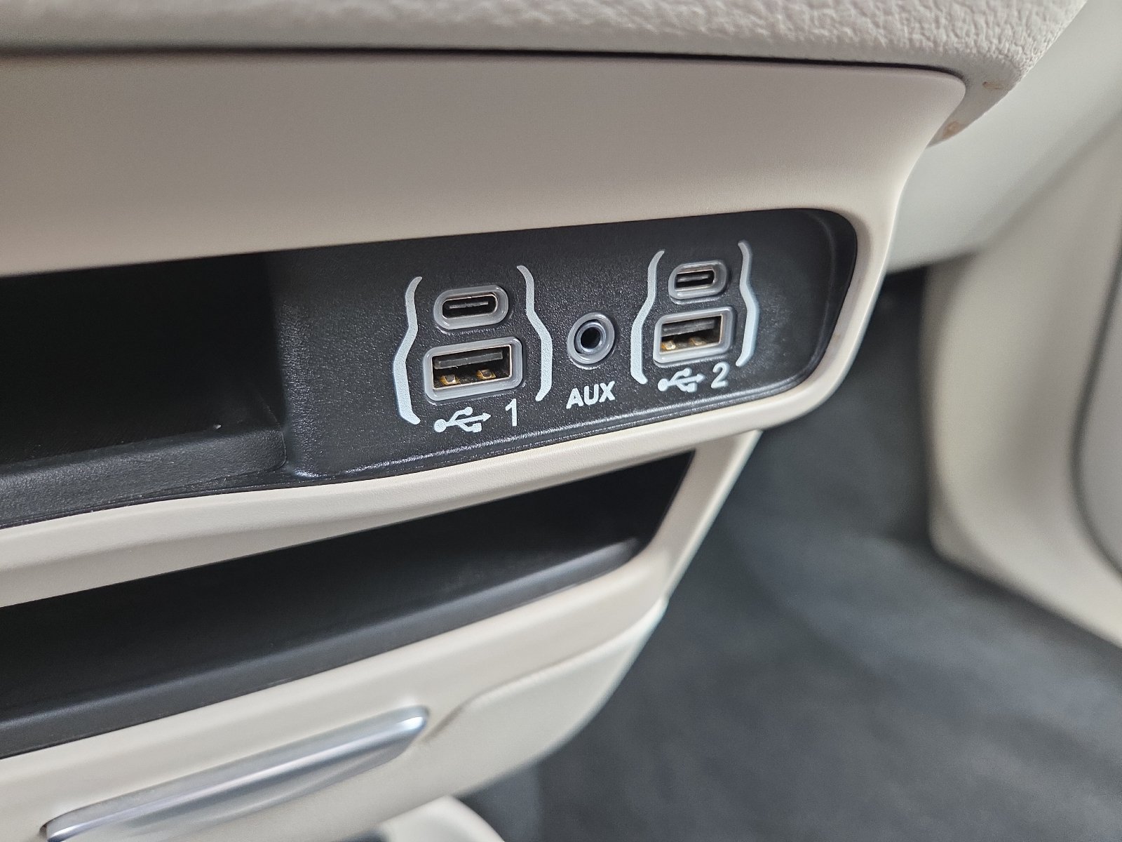 Used 2023 Chrysler Pacifica Touring-L FWD image 21