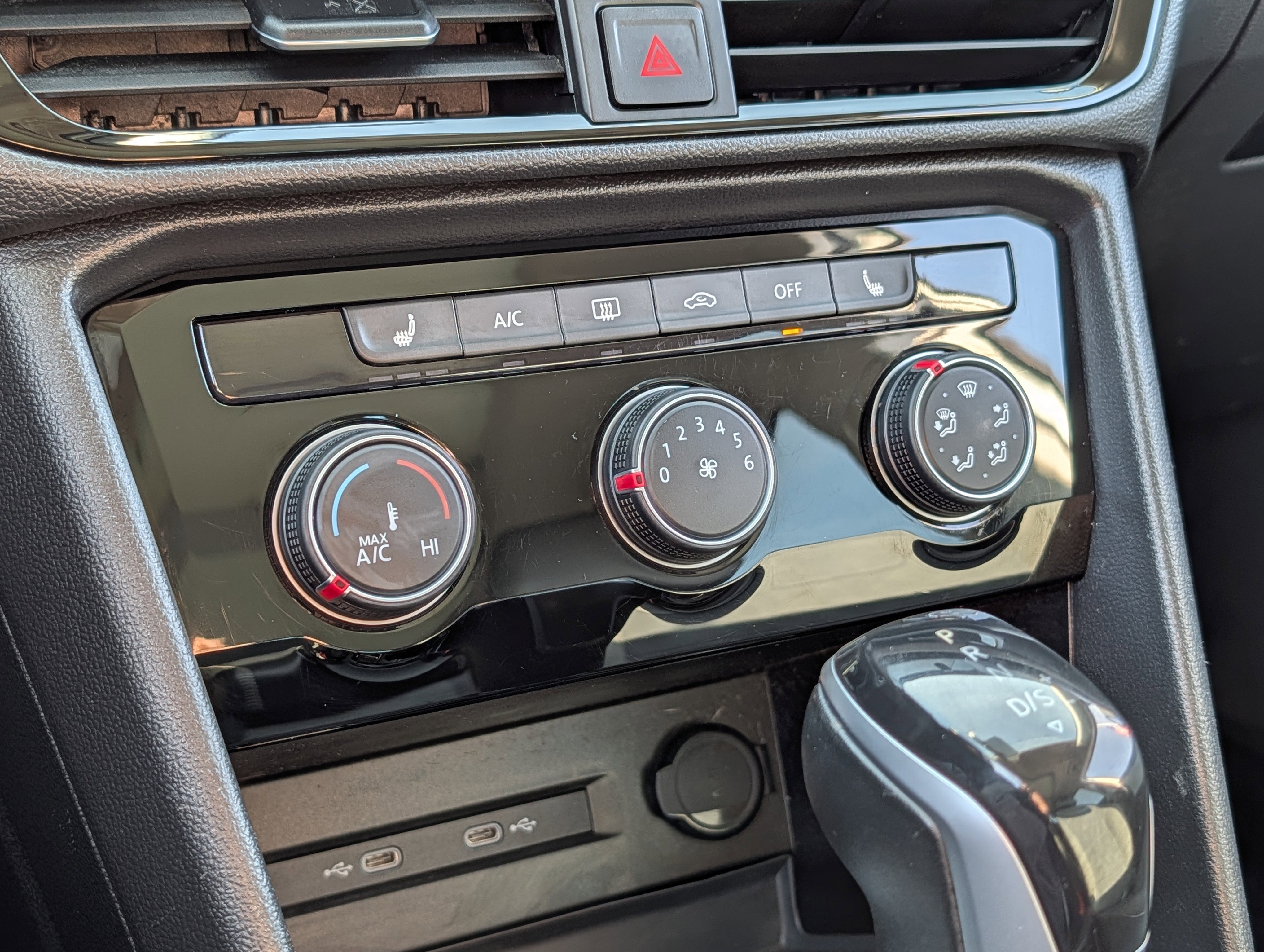 Used 2023 Volkswagen Taos SE w/ Panoramic Sunroof Package image 23