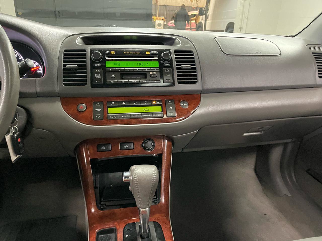 Used 2005 Toyota Camry XLE FWD image 19
