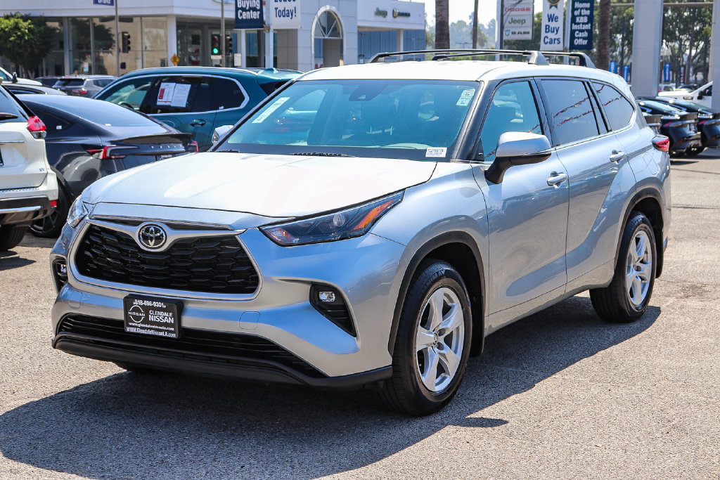 Used 2022 Toyota Highlander LE FWD image 3