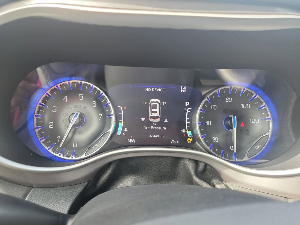 Used 2025 Chrysler Pacifica Select image 33