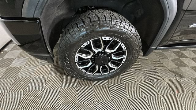 Used 2023 GMC Sierra 2500 AT4 w/ AT4 Premium Plus Package AWD/4WD image 9