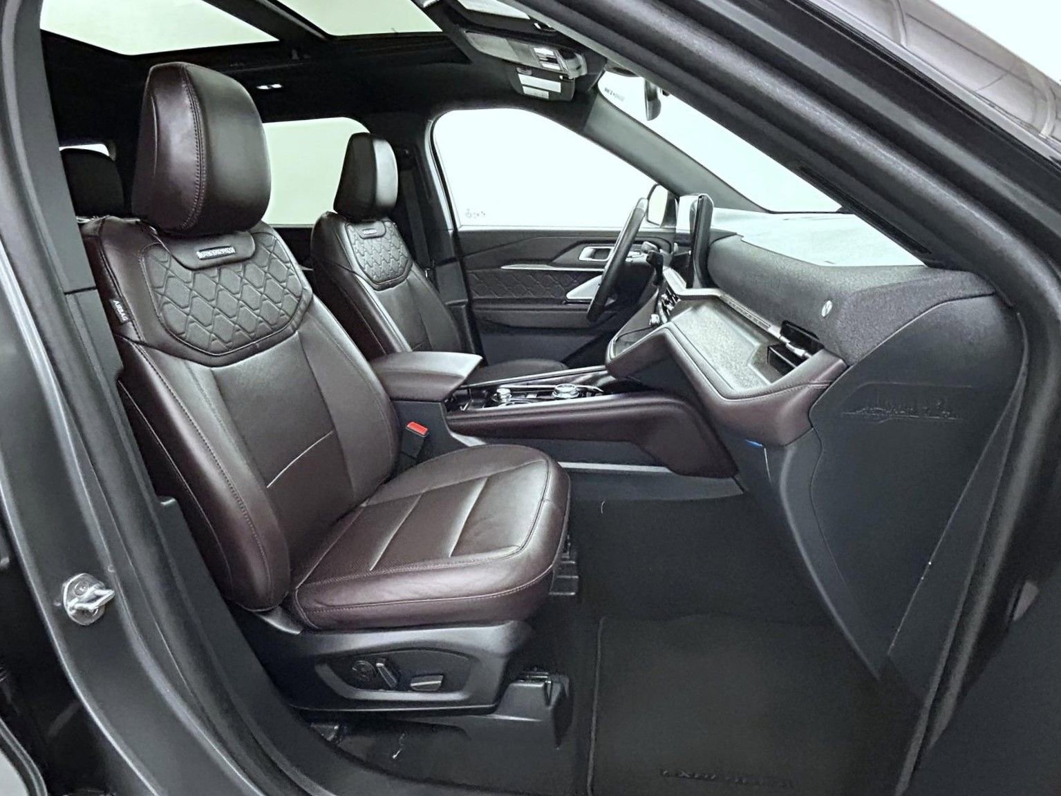 Used 2025 Ford Explorer Platinum w/ LUX Leather Package image 15