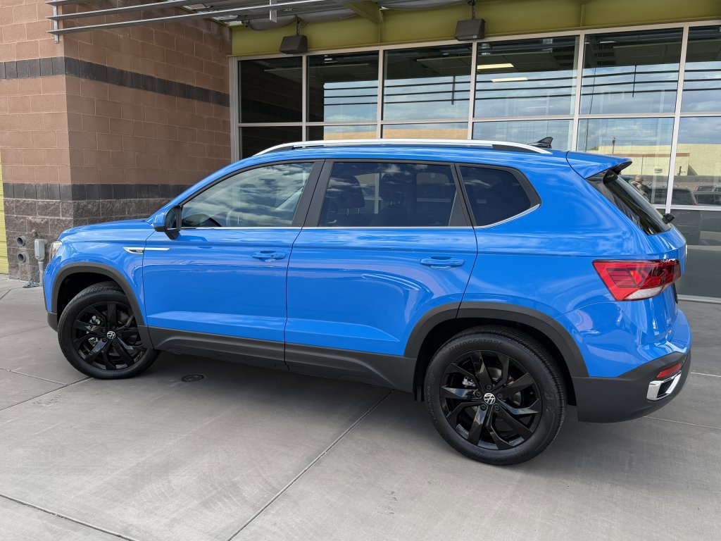 Used 2022 Volkswagen Taos SE w/ Panoramic Sunroof Package image 5