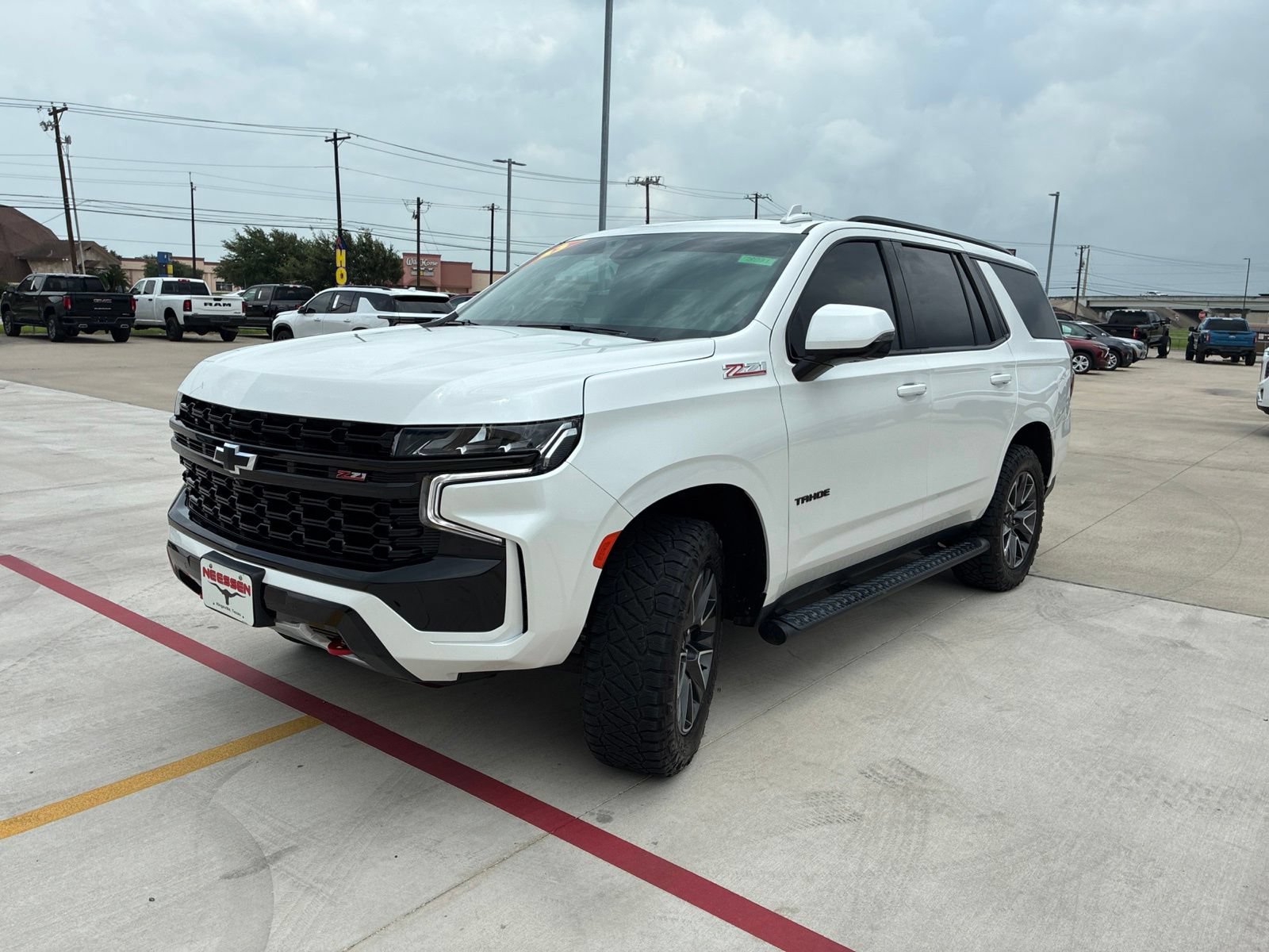 Used 2023 Chevrolet Tahoe Z71 w/ Luxury Package AWD/4WD image 3