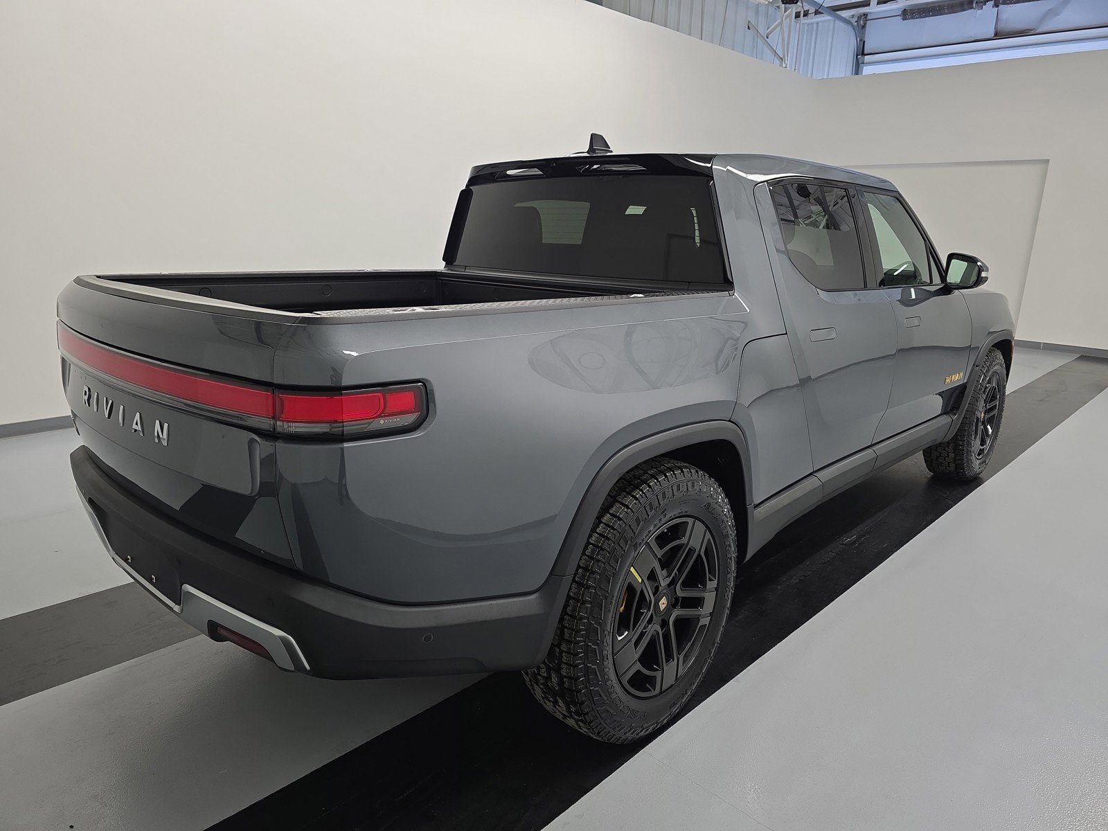 Used 2022 Rivian R1T Adventure image 5
