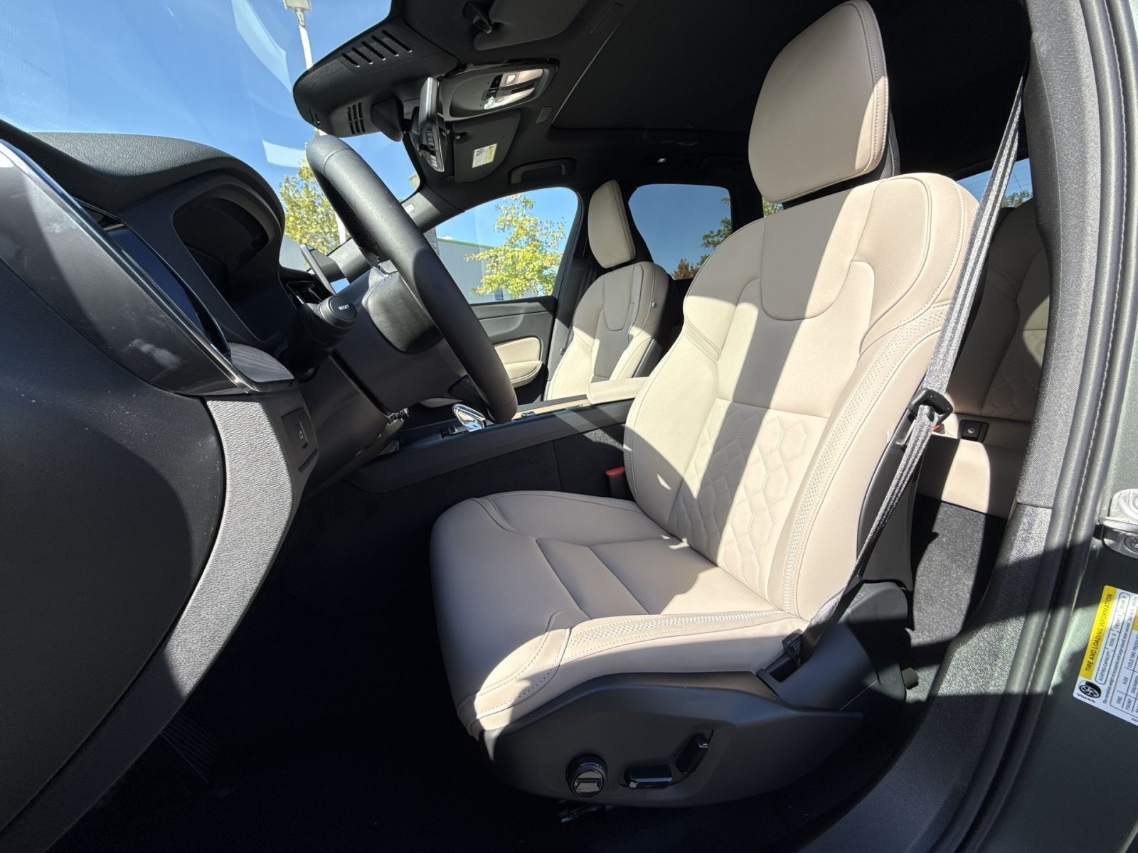 New 2027 Volvo XC60 B5 Plus AWD/4WD image 13