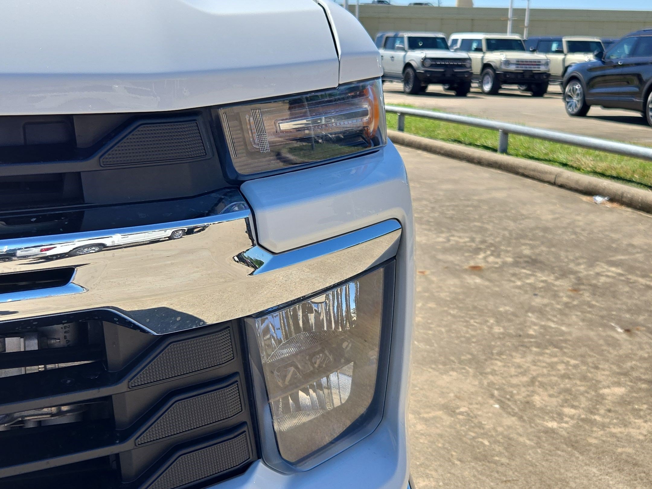 Used 2025 Chevrolet Silverado 2500 LT AWD/4WD image 11
