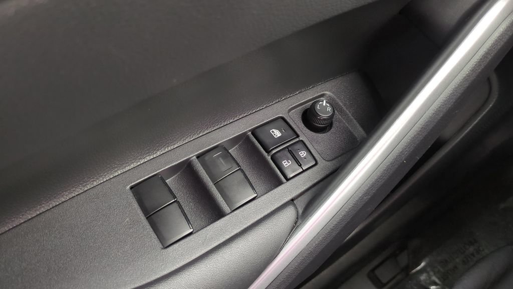 Used 2024 Toyota Corolla Cross LE FWD image 18