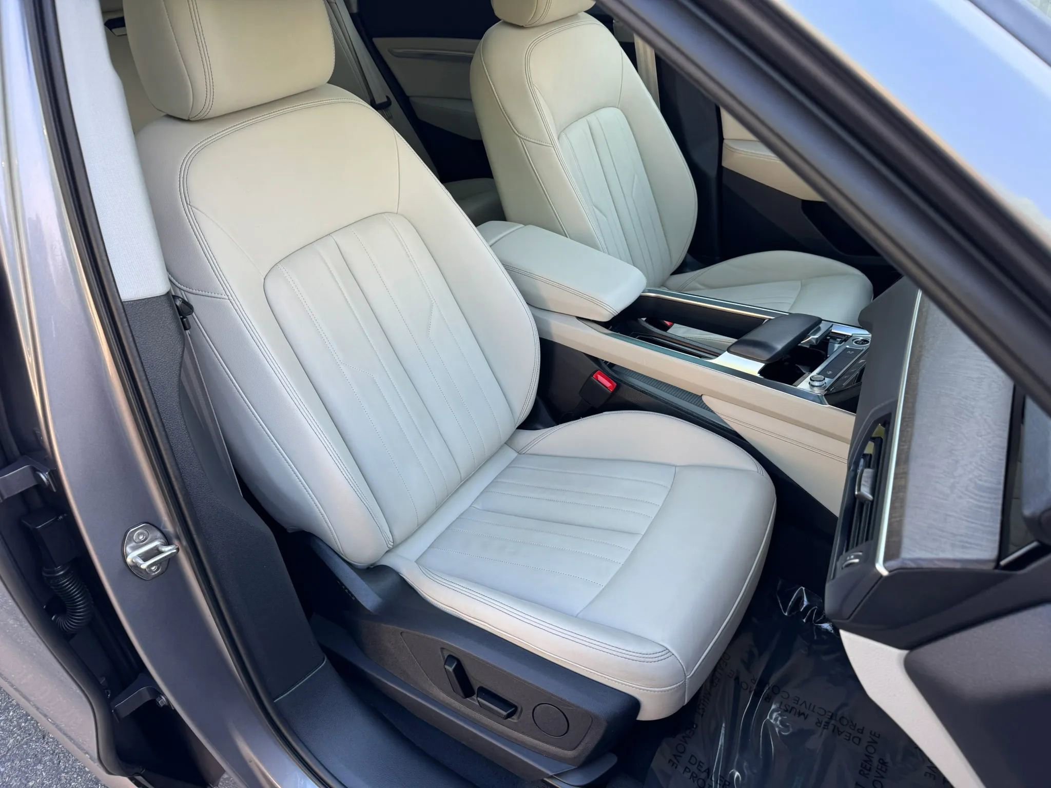 Used 2022 Audi e-tron Premium AWD/4WD image 24