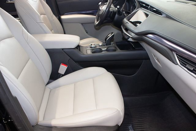 Used 2023 Cadillac XT4 Luxury w/ Cold Weather Package AWD/4WD image 10