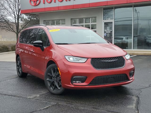 Used 2025 Chrysler Pacifica Limited image 41