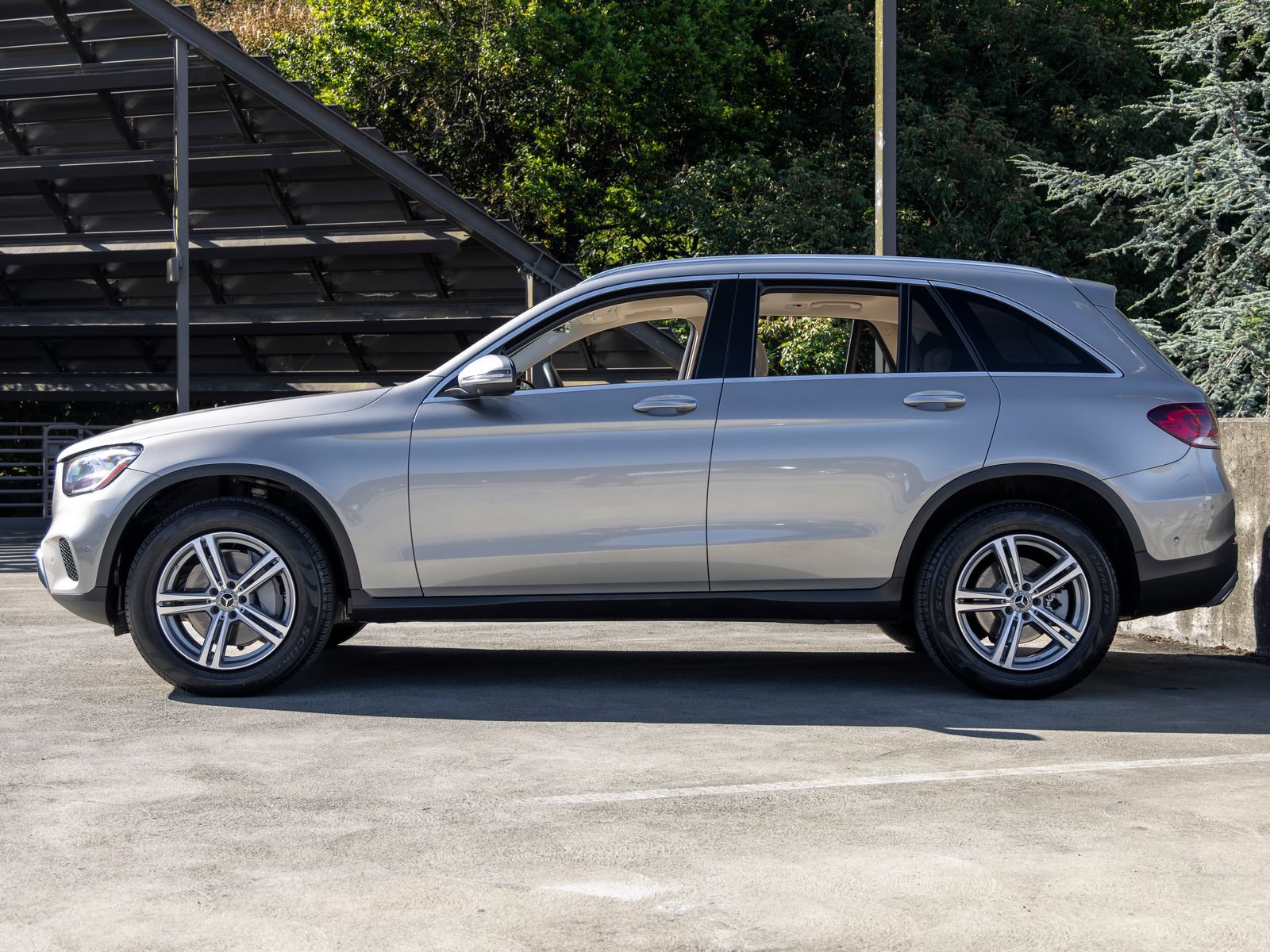 Used 2021 Mercedes-Benz GLC 300 4MATIC image 2