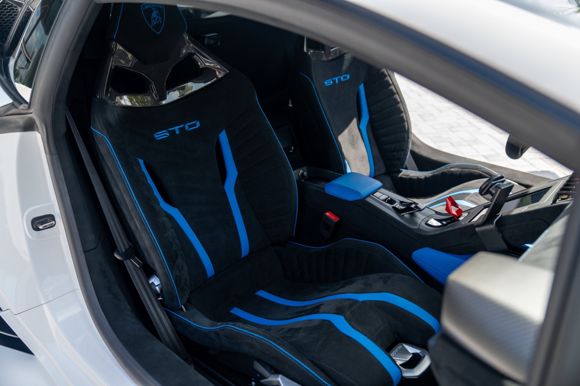 Used 2021 Lamborghini Huracan STO RWD image 40