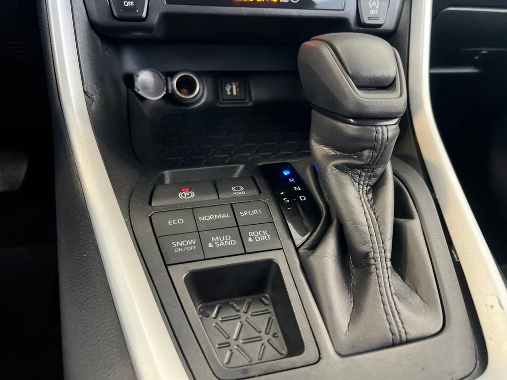 Used 2025 Toyota RAV4 LE AWD/4WD image 10