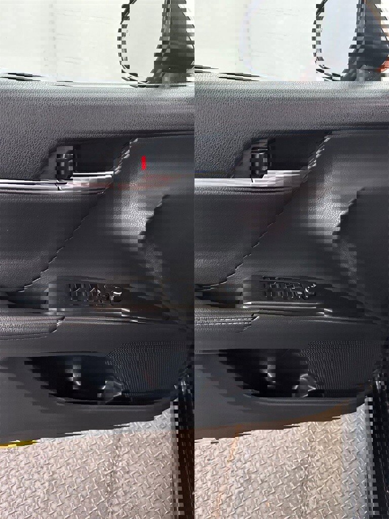 Used 2022 Toyota Camry XSE image 9