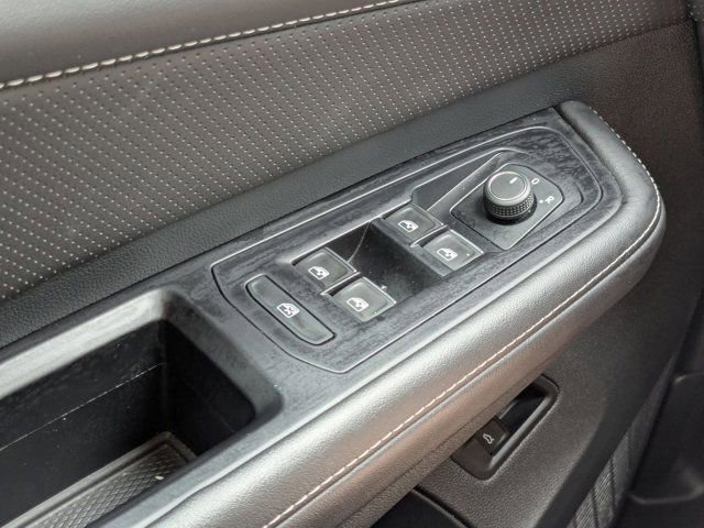 Used 2025 Volkswagen Atlas SE image 13