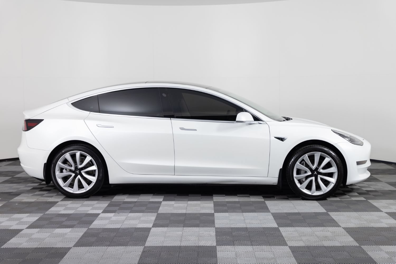 Used 2020 Tesla Model 3 Standard Range Plus RWD image 9
