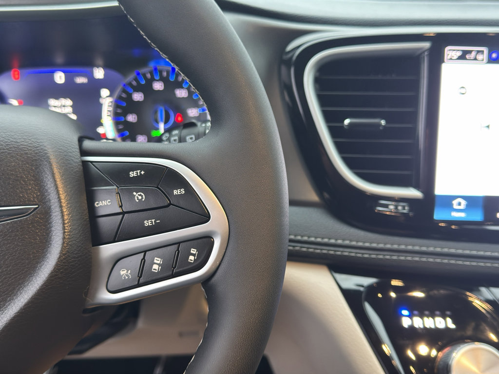 Used 2024 Chrysler Pacifica Touring-L image 31