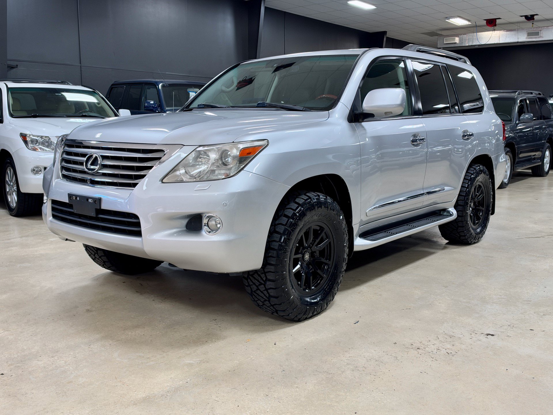 Used 2010 Lexus LX 570 4WD image 3