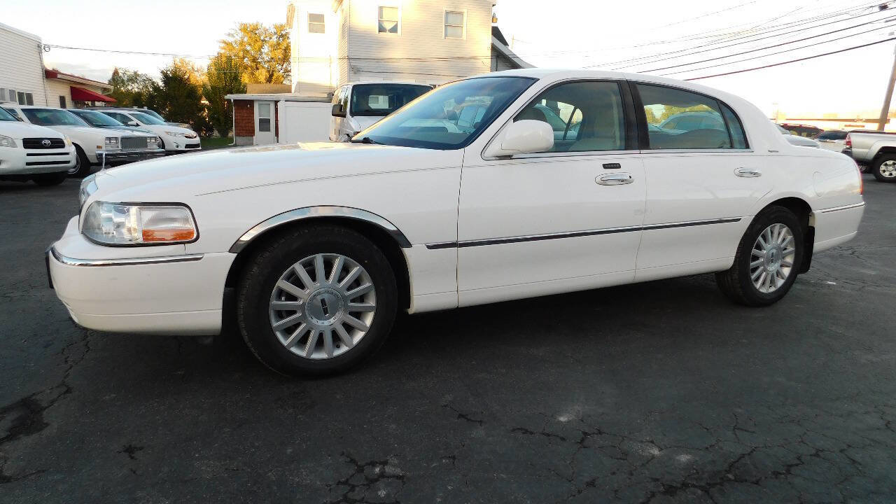 Used 2004 Lincoln Town Car Signature image 4