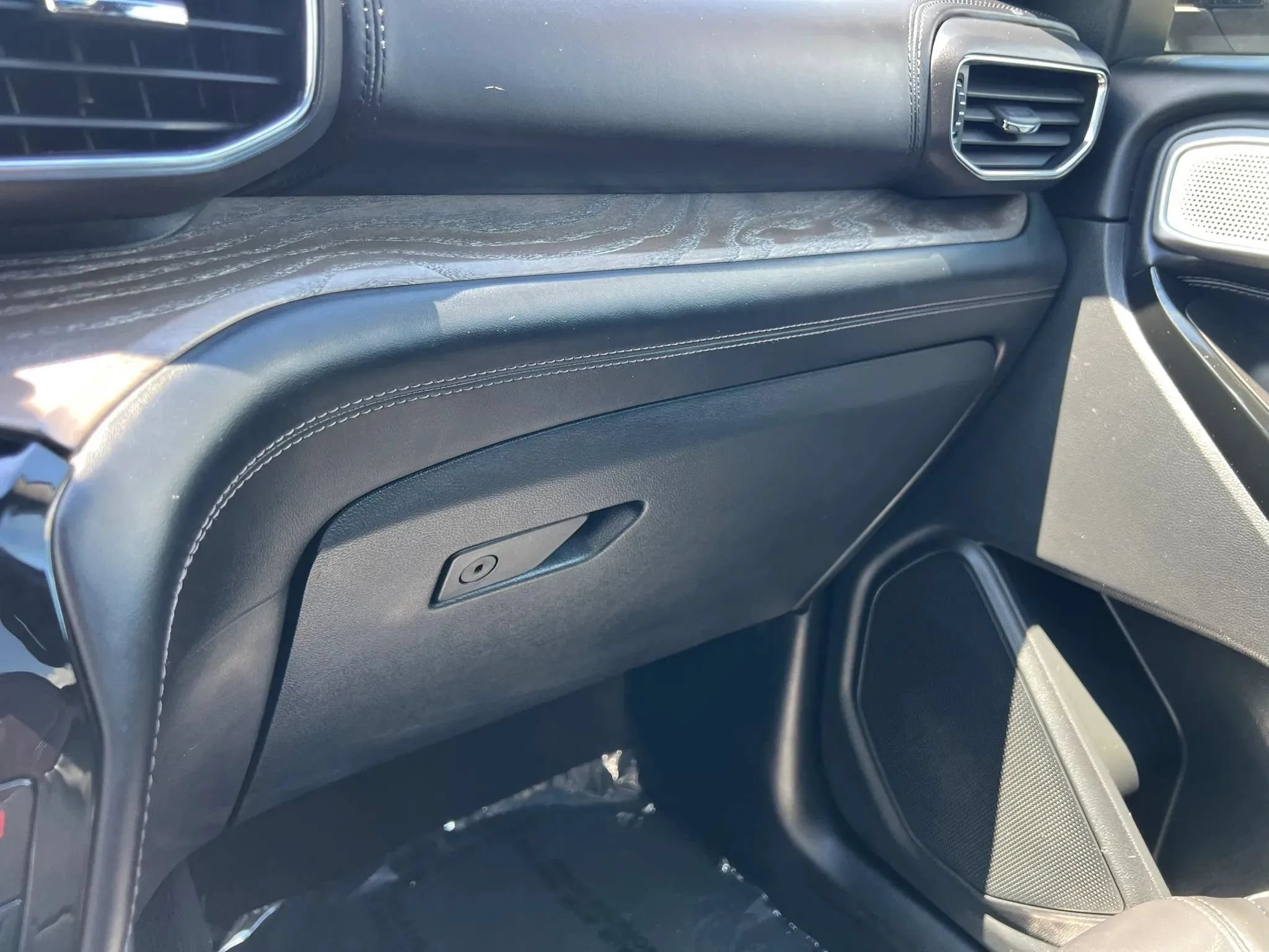 Used 2021 Ford Explorer Platinum w/ Equipment Group 601A AWD/4WD image 30