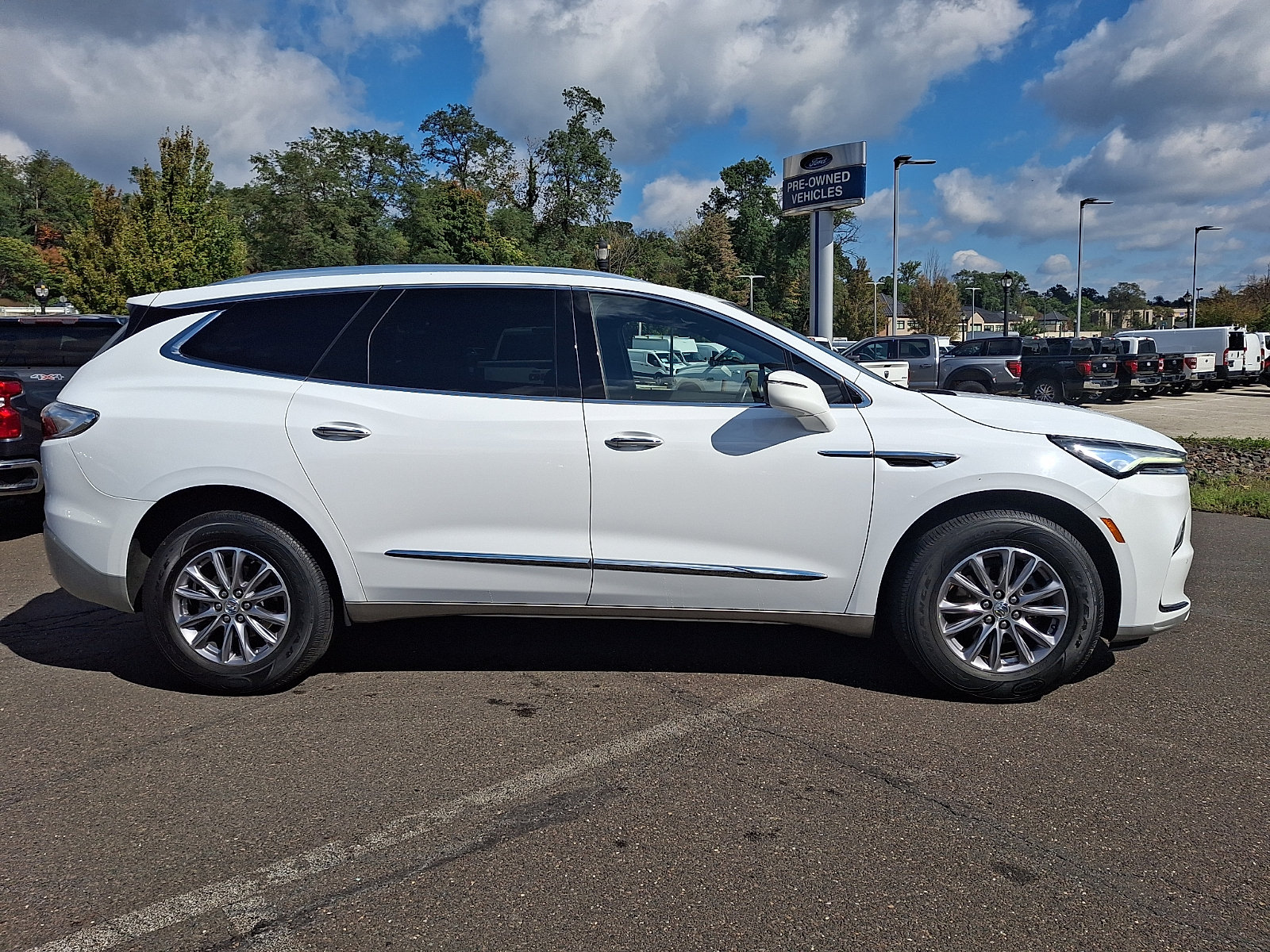 Used 2023 Buick Enclave Essence AWD/4WD image 7