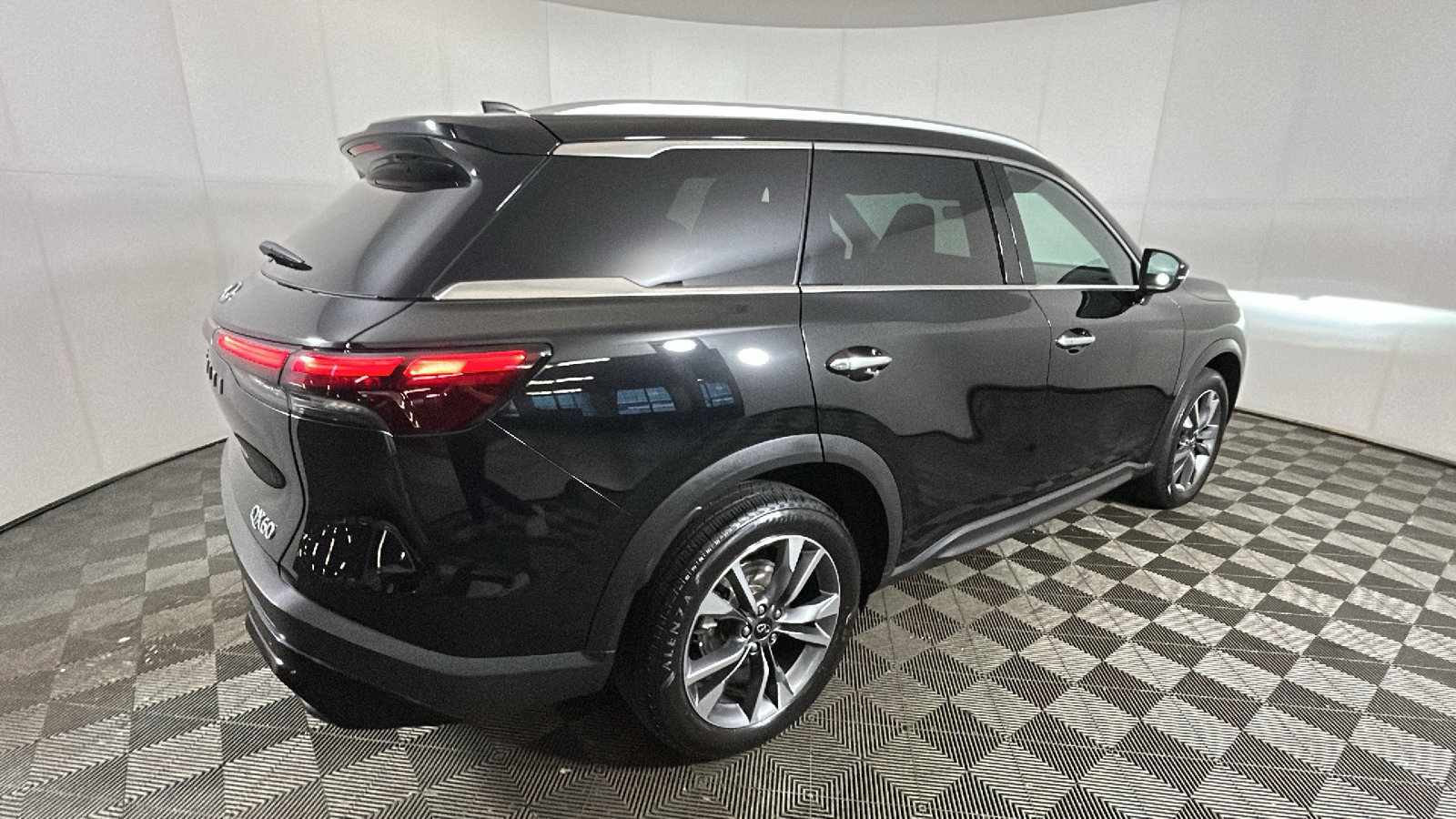 Used 2024 INFINITI QX60 Luxe AWD/4WD image 2